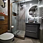 Big And Sunny Klimt With Super King Size Bed, Comfy Office, 3 Beds 6 Person