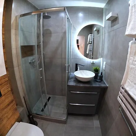 Big And Sunny Klimt With Super King Size Bed, Comfy Office, 3 Beds 6 Person 카토비체