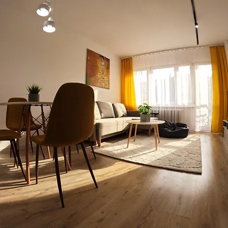 Big And Sunny Klimt With Super King Size Bed, Comfy Office, 3 Beds 6 Person Apartment Katowice