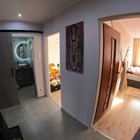 Big And Sunny Klimt With Super King Size Bed, Comfy Office, 3 Beds 6 Person *