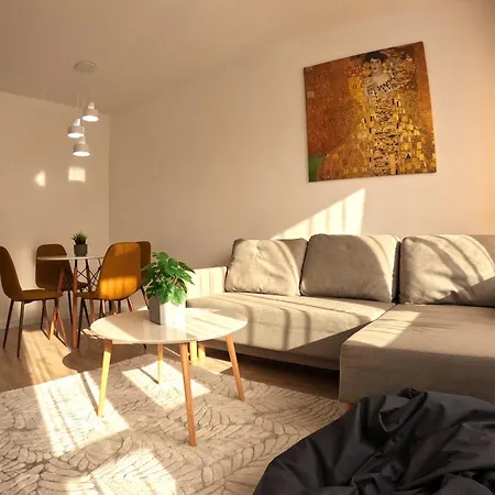 Big And Sunny Klimt With Super King Size Bed, Comfy Office, 3 Beds 6 Person