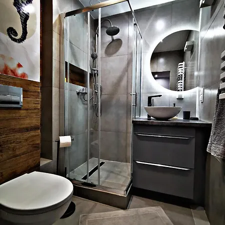 Big And Sunny Klimt With Super King Size Bed, Comfy Office, 3 Beds 6 Person